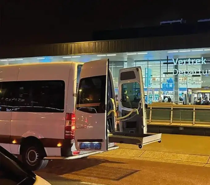 Rolstoelbus bij Schiphol voor reizigers uit Aalsmeer